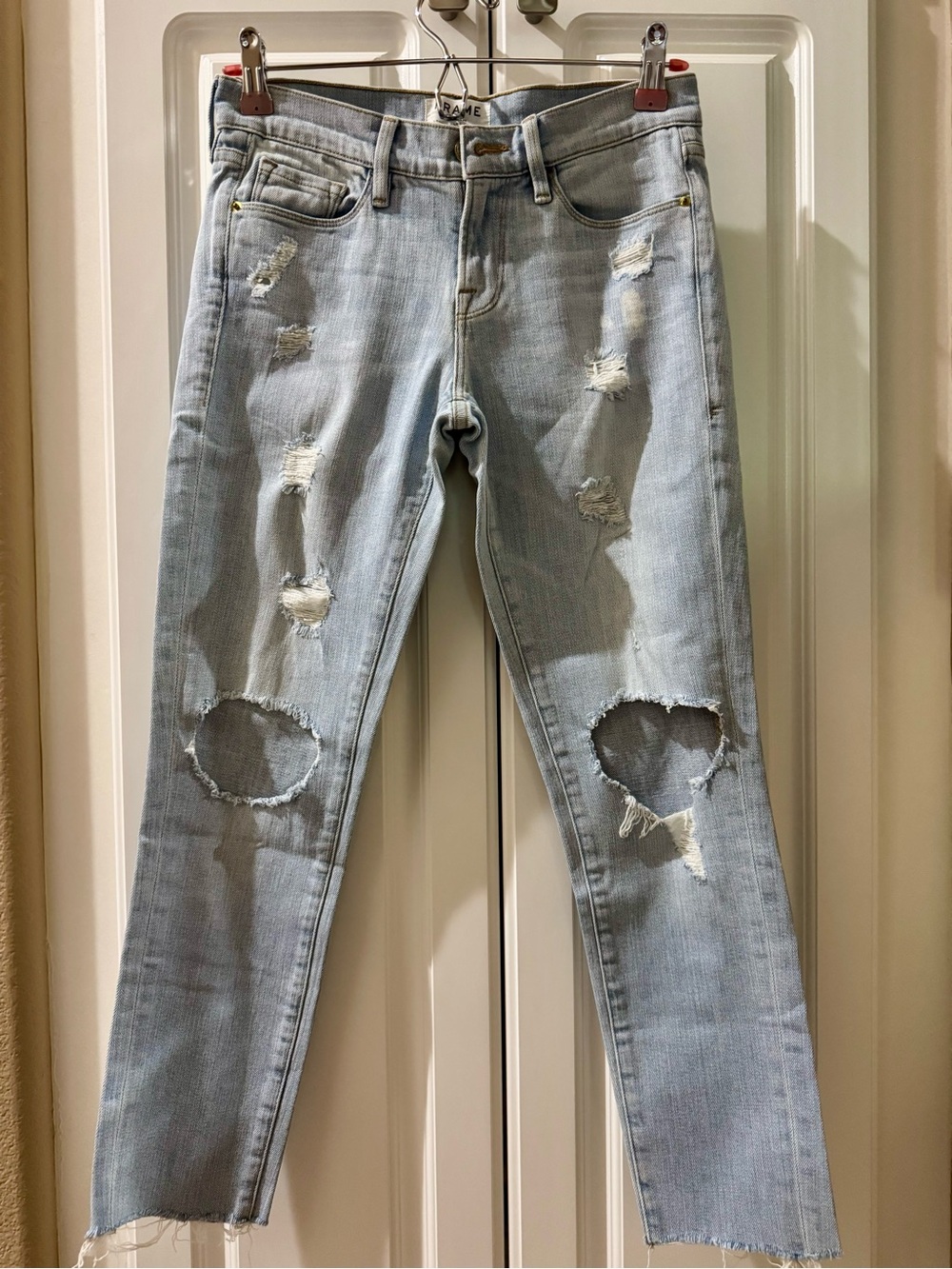 FRAMEWomen’s Light Blue Distressed Knee-Rip Jeans
